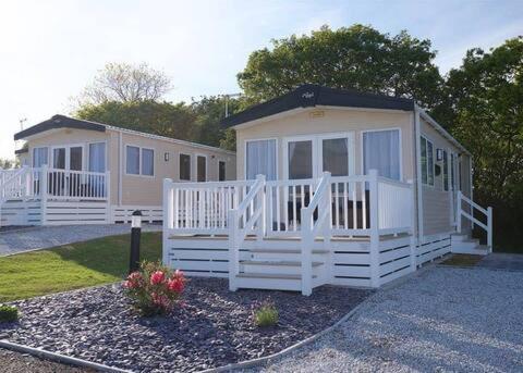 Our Goldfinch 1- Sleeps 2 Persons- Private Hot Tub-Pet Friendly-Tranquil Holiday Away From It All Yet Not Far From St Austell- The Holiday Home Has One Bedroom, Living And Dining Area, Equipped Kitchen-Decking-Outdoor Furniture-Fishing Lakes And More Grampound Exterior photo