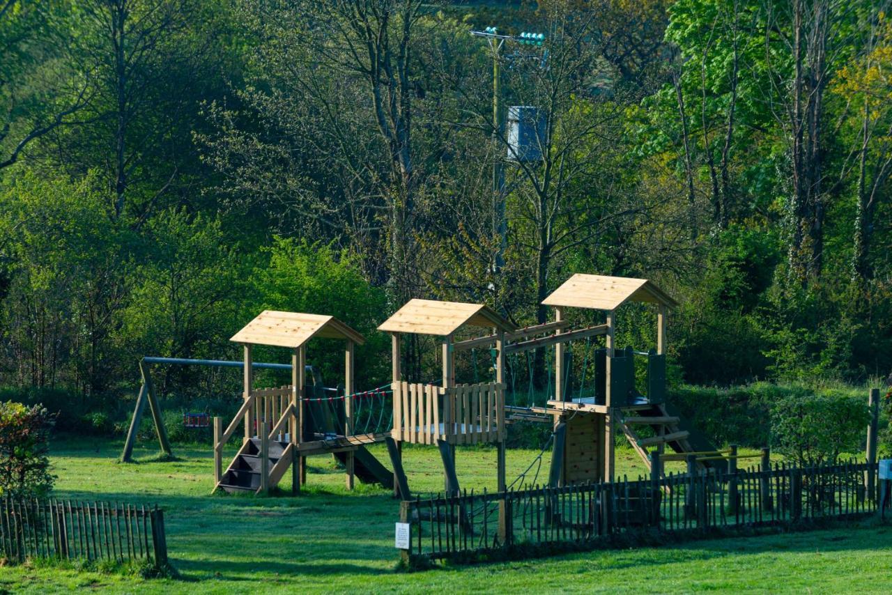 Our Goldfinch 1- Sleeps 2 Persons- Private Hot Tub-Pet Friendly-Tranquil Holiday Away From It All Yet Not Far From St Austell- The Holiday Home Has One Bedroom, Living And Dining Area, Equipped Kitchen-Decking-Outdoor Furniture-Fishing Lakes And More Grampound Exterior photo
