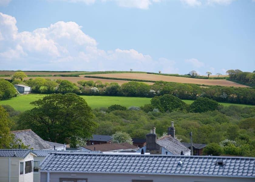Our Goldfinch 1- Sleeps 2 Persons- Private Hot Tub-Pet Friendly-Tranquil Holiday Away From It All Yet Not Far From St Austell- The Holiday Home Has One Bedroom, Living And Dining Area, Equipped Kitchen-Decking-Outdoor Furniture-Fishing Lakes And More Grampound Exterior photo