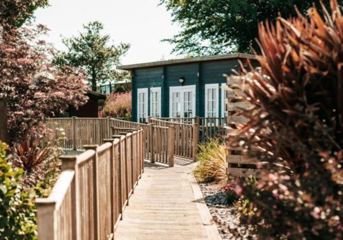 Our Goldfinch 1- Sleeps 2 Persons- Private Hot Tub-Pet Friendly-Tranquil Holiday Away From It All Yet Not Far From St Austell- The Holiday Home Has One Bedroom, Living And Dining Area, Equipped Kitchen-Decking-Outdoor Furniture-Fishing Lakes And More Grampound Exterior photo